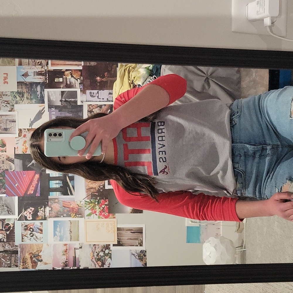 Atlanta Braves mid length sleeved tee size s/m